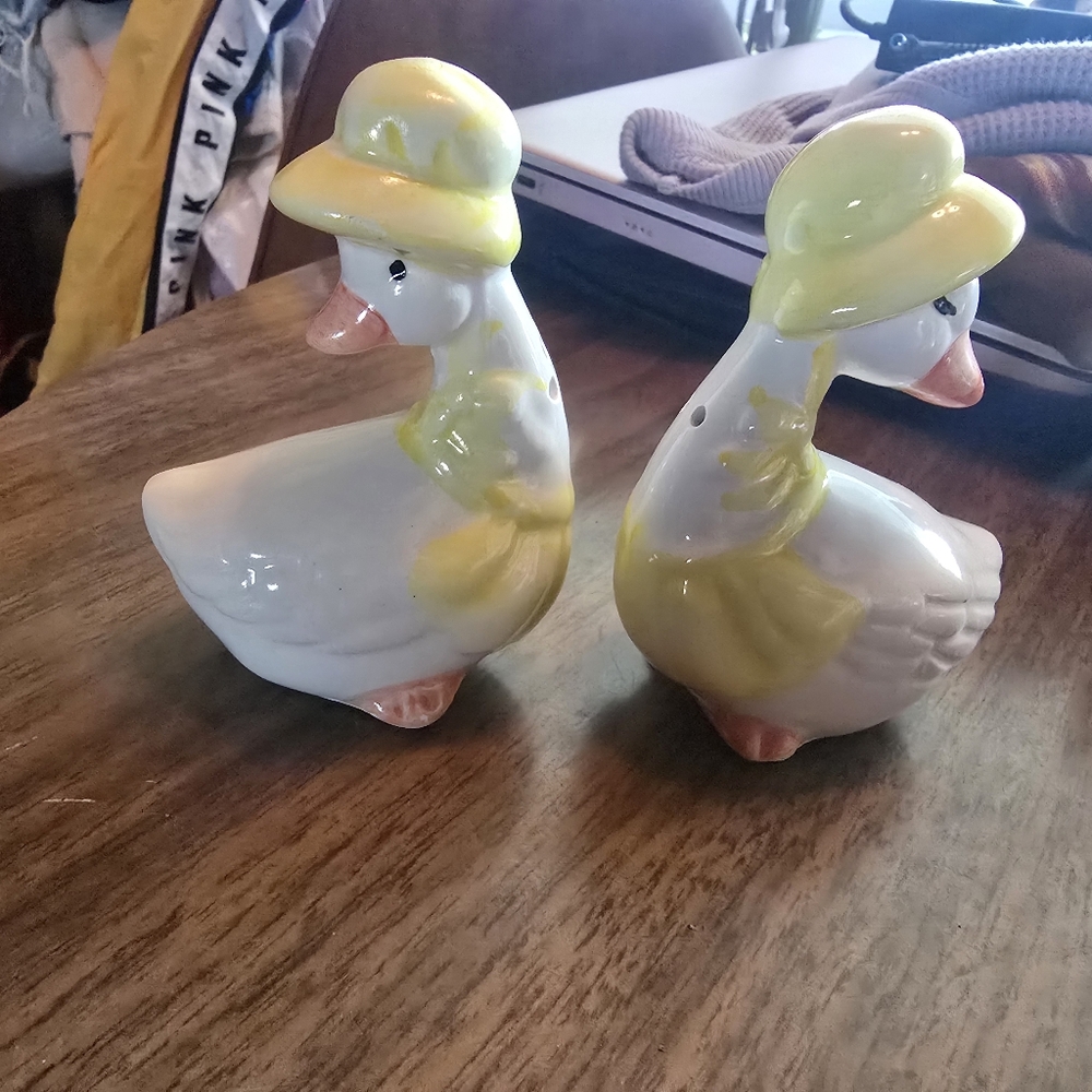Vintage Charming Yellow and White Salt And Pepper Shakers